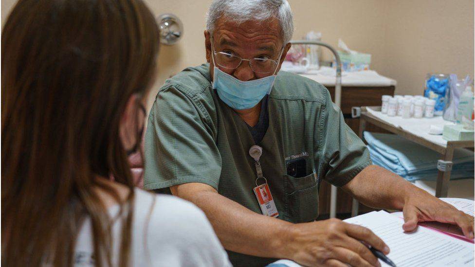 doctor-speaking-to-patient-sonogram-room