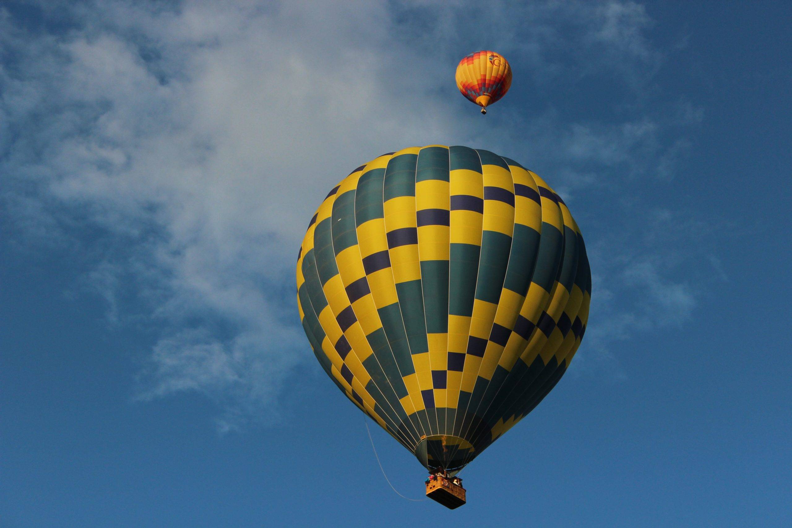 hot-balloons-in-blue-sky