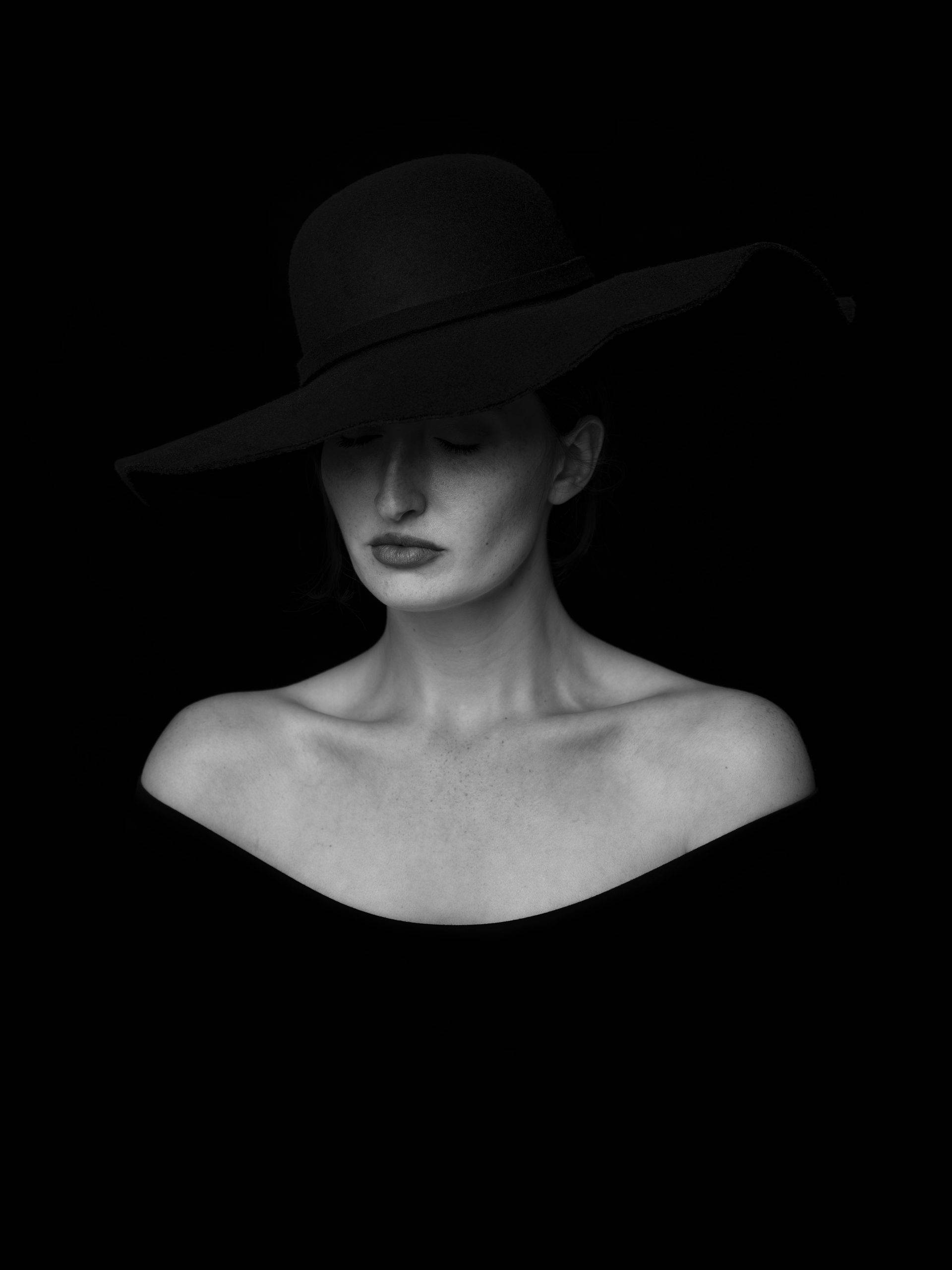 black-white-woman-black-hat